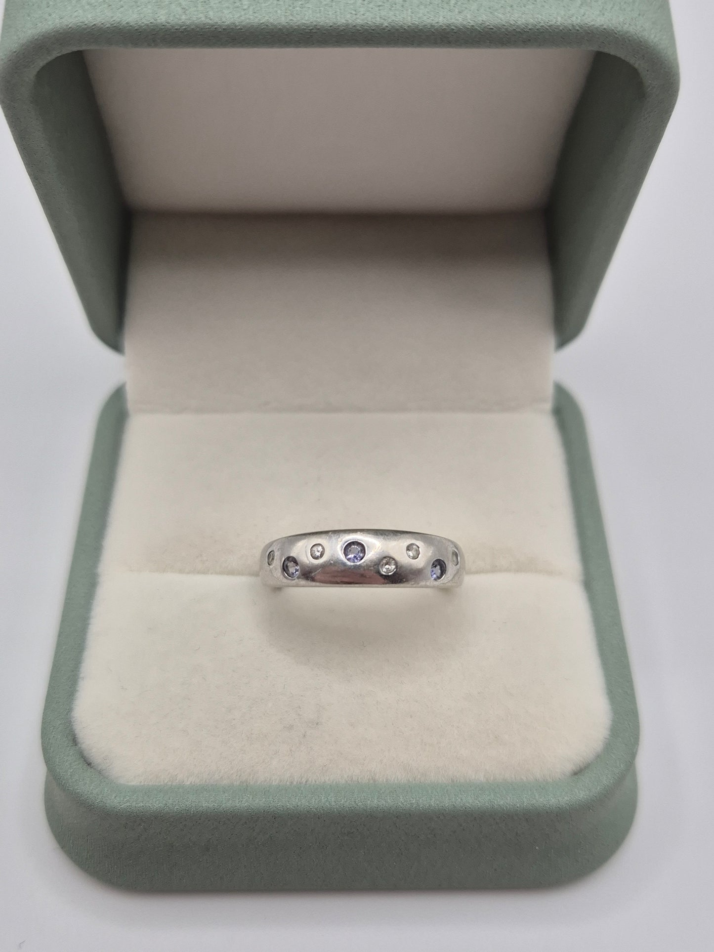 Heavy 9ct white gold tanzanite ring