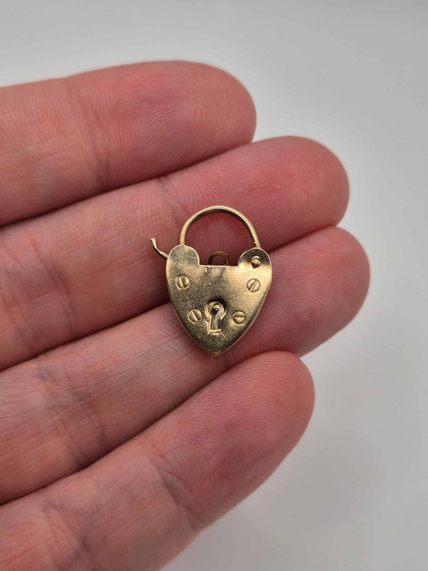 9ct gold padlock (9)