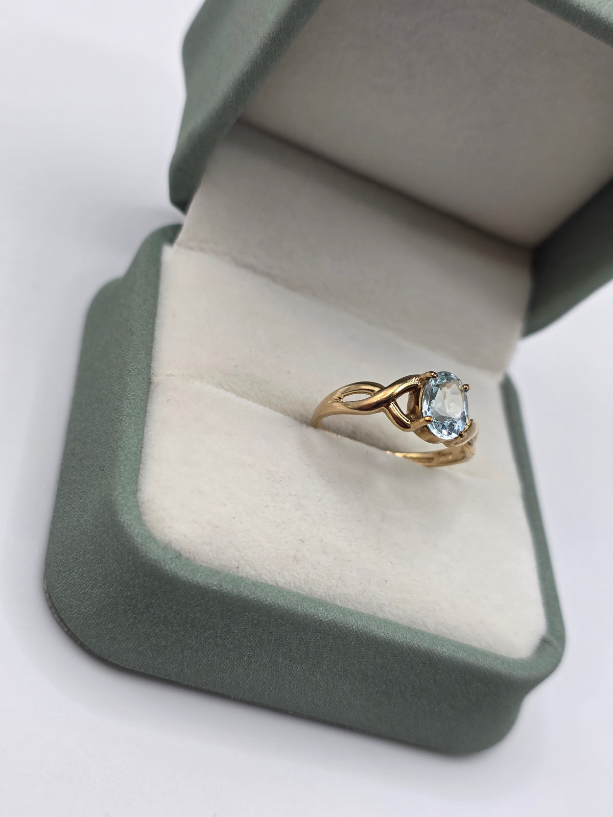 9ct gold aquamarine ring