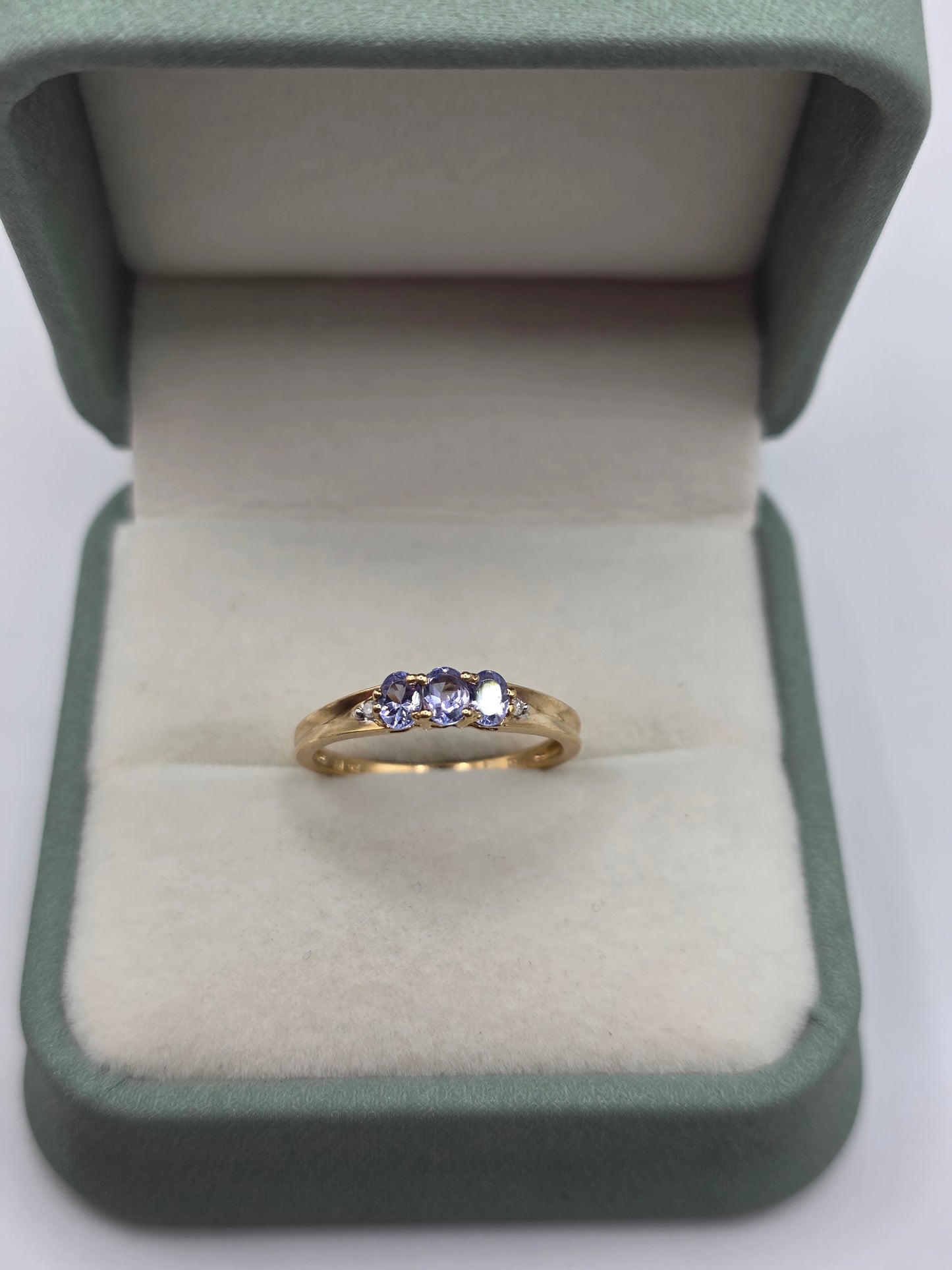 9ct gold tanzanite and diamond ring