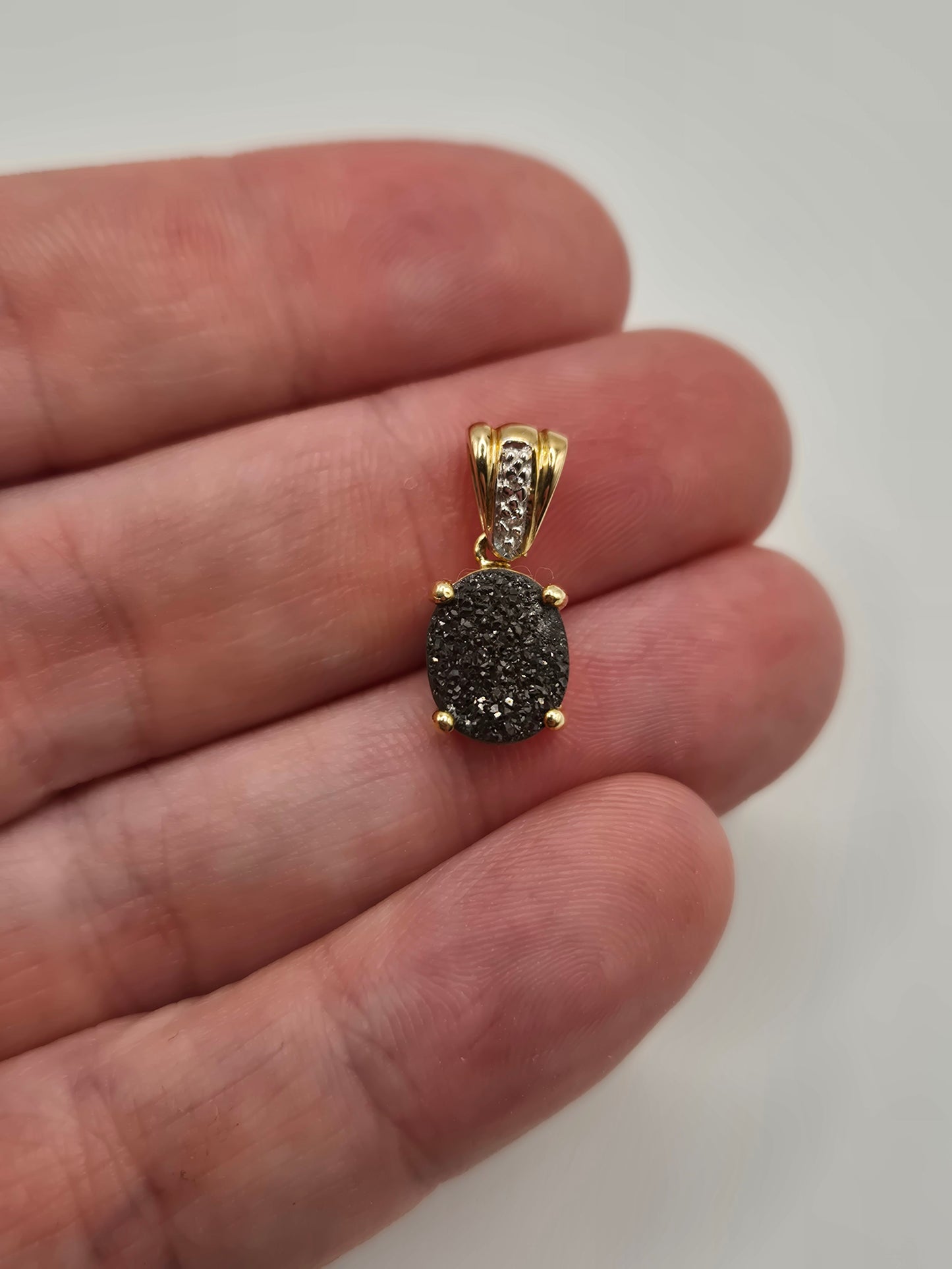 9ct gold glitter quartz pendant