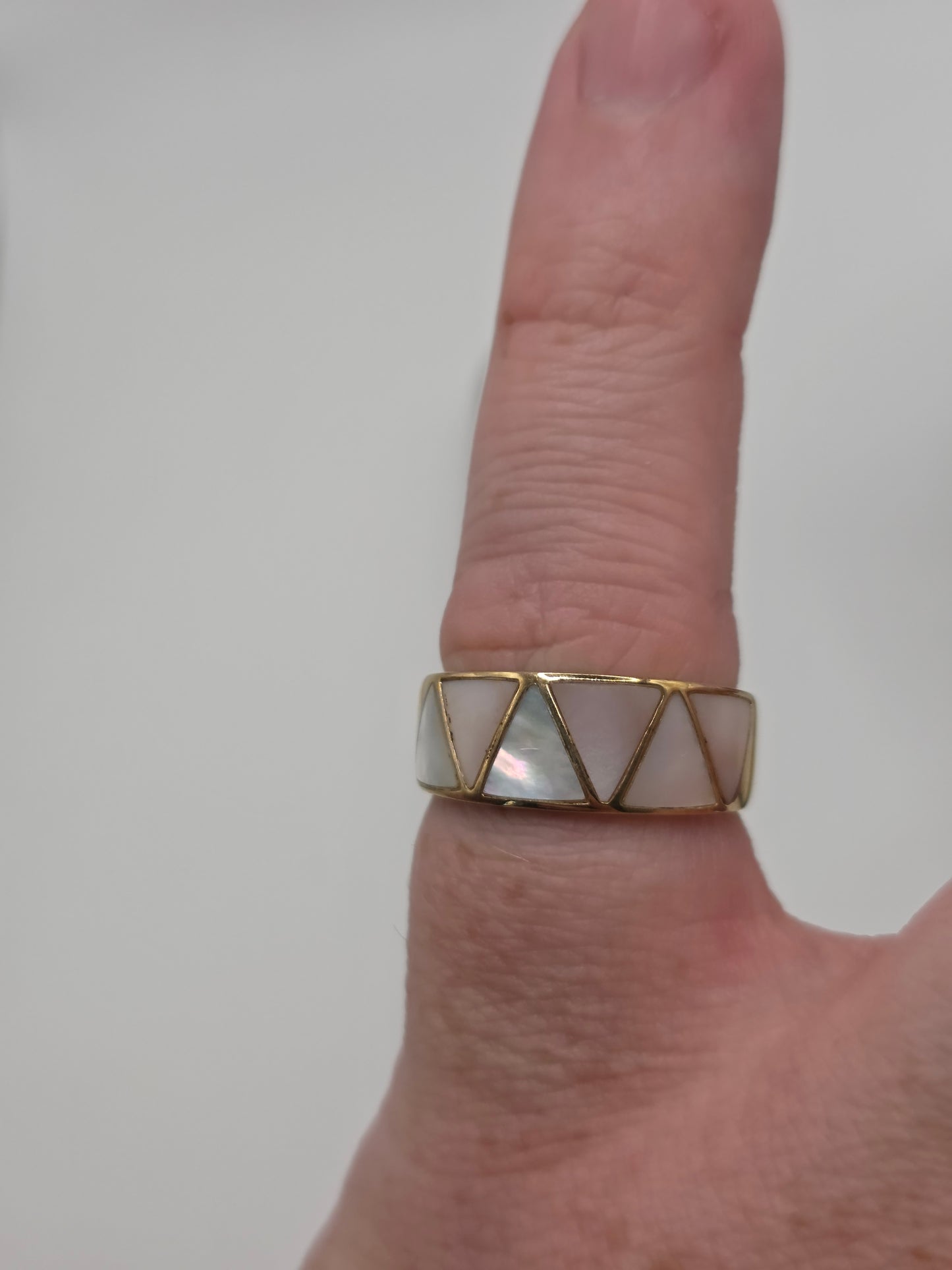 9ct gold mother of pearl ring