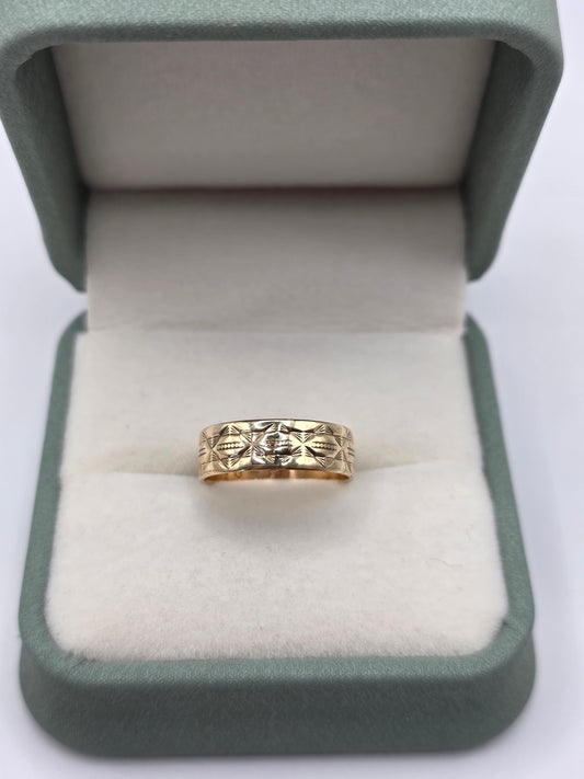 9ct gold patterned band ring