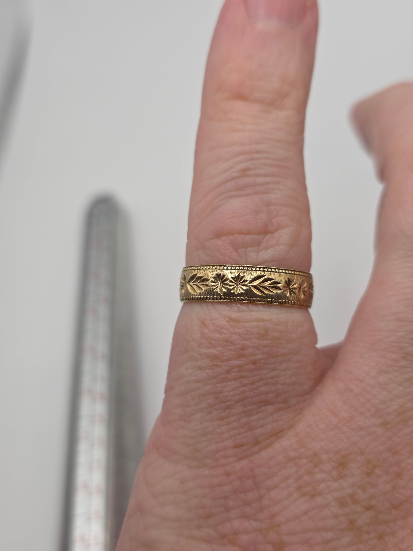 9ct gold patterned band ring