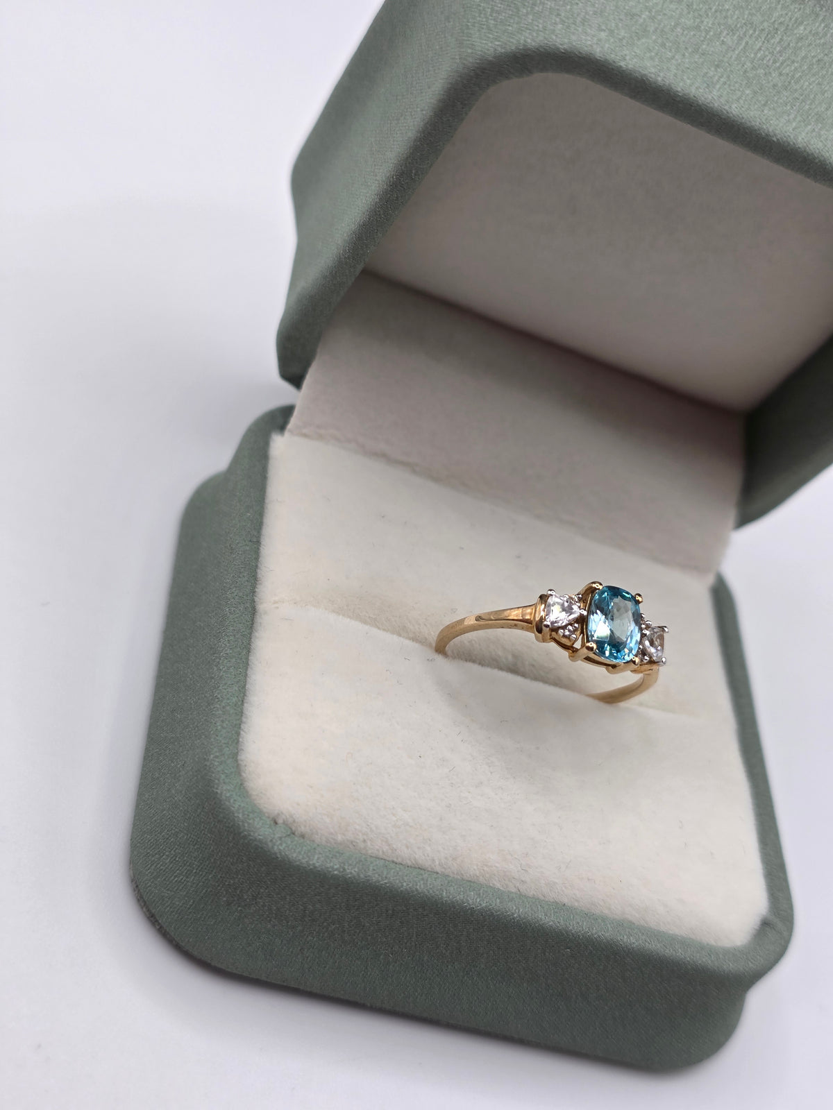9ct gold zircon ring