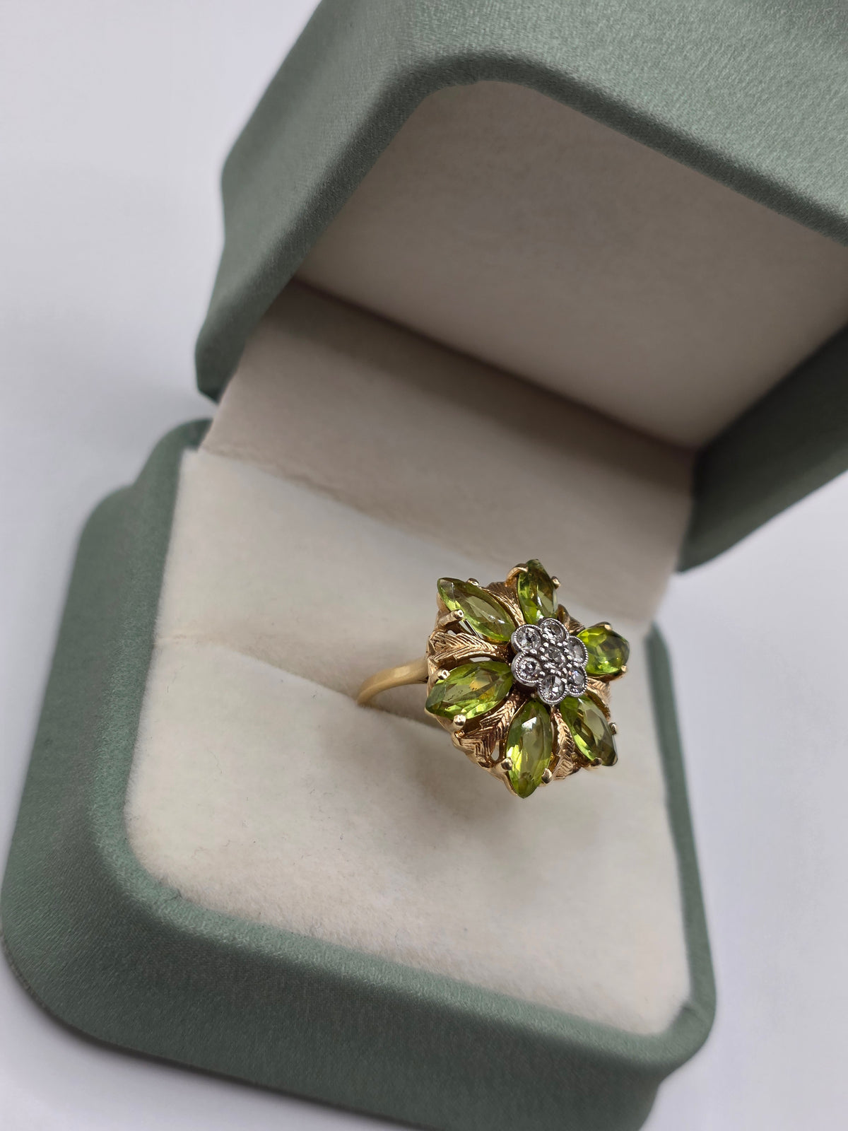 Vintage 9ct gold peridot and diamond ring