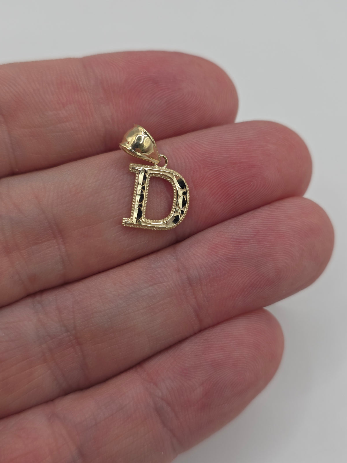 9ct gold initial D pendant