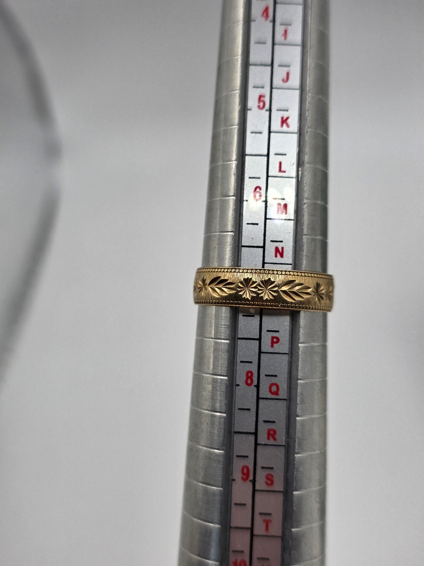 9ct gold patterned band ring