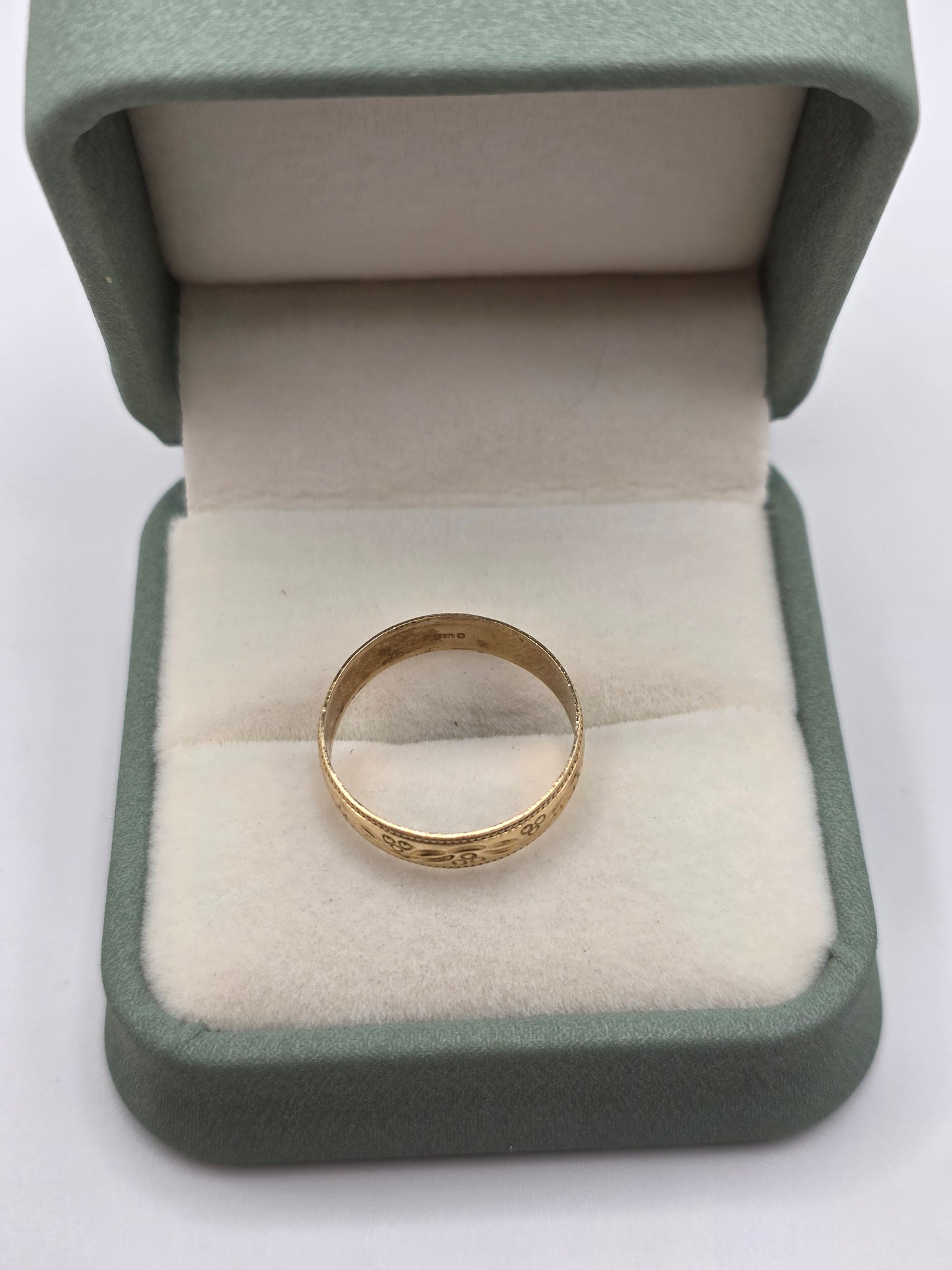9ct gold patterned band ring