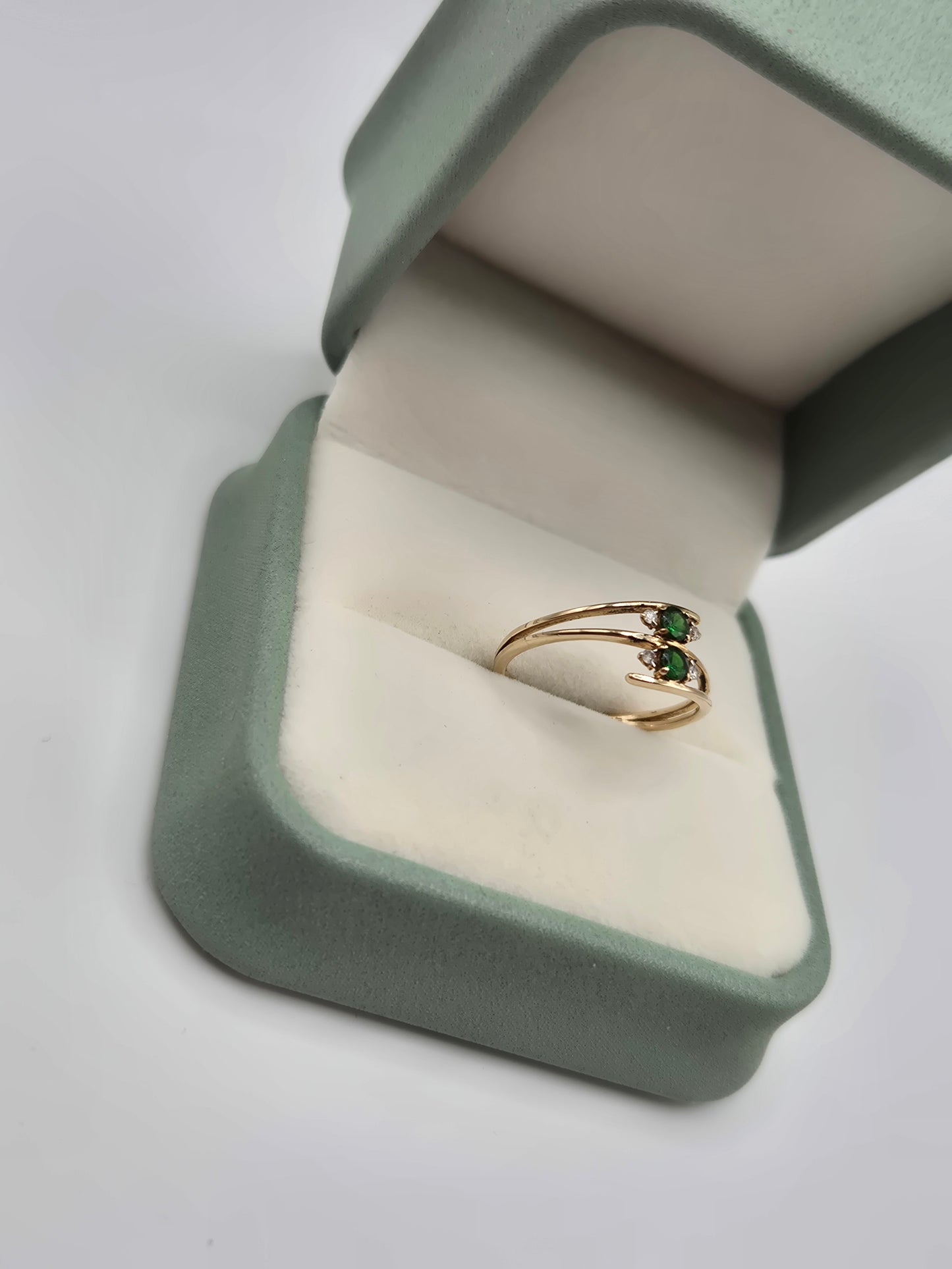 9ct gold diopside and diamond ring