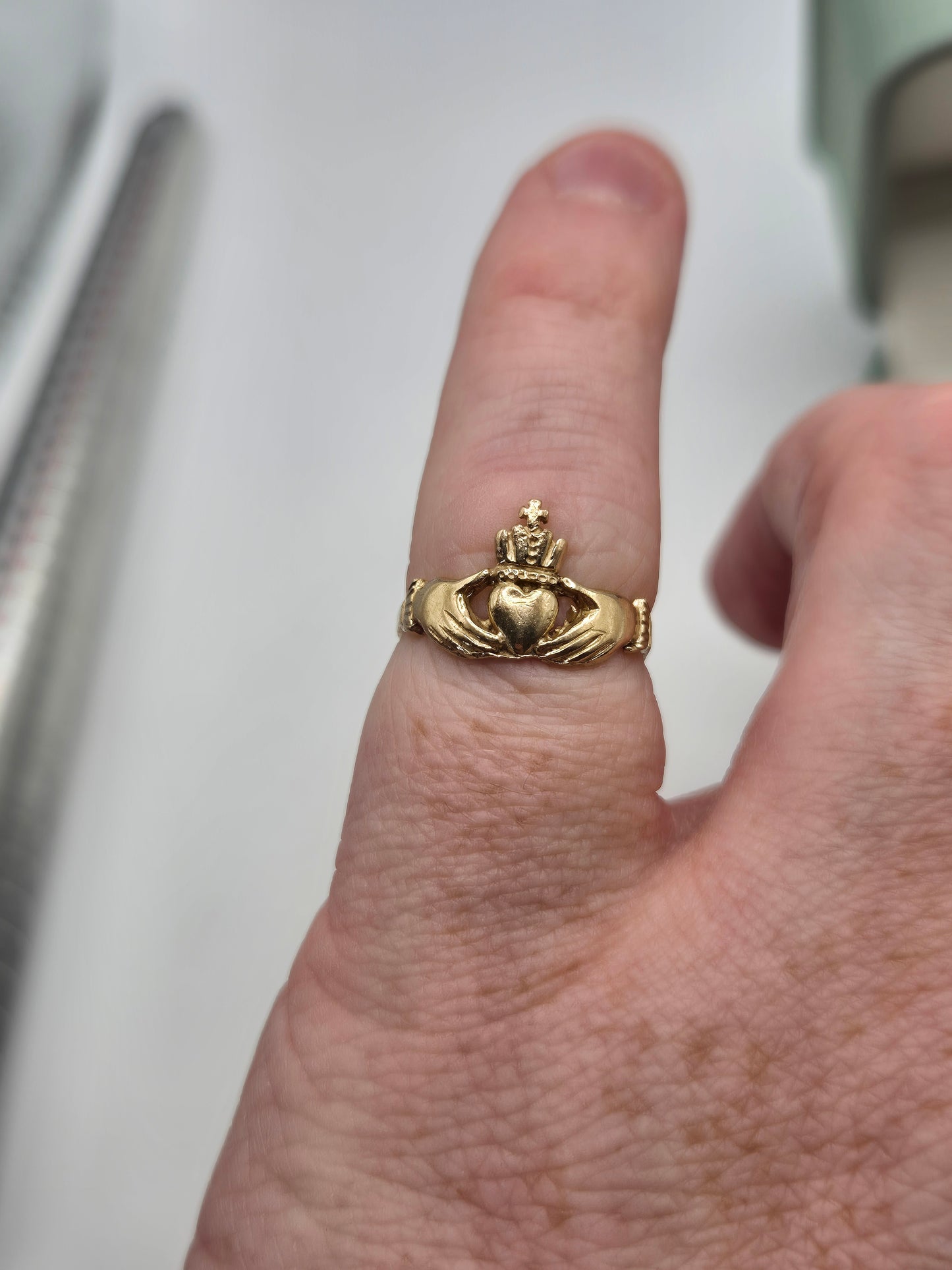 9ct gold claddagh ring