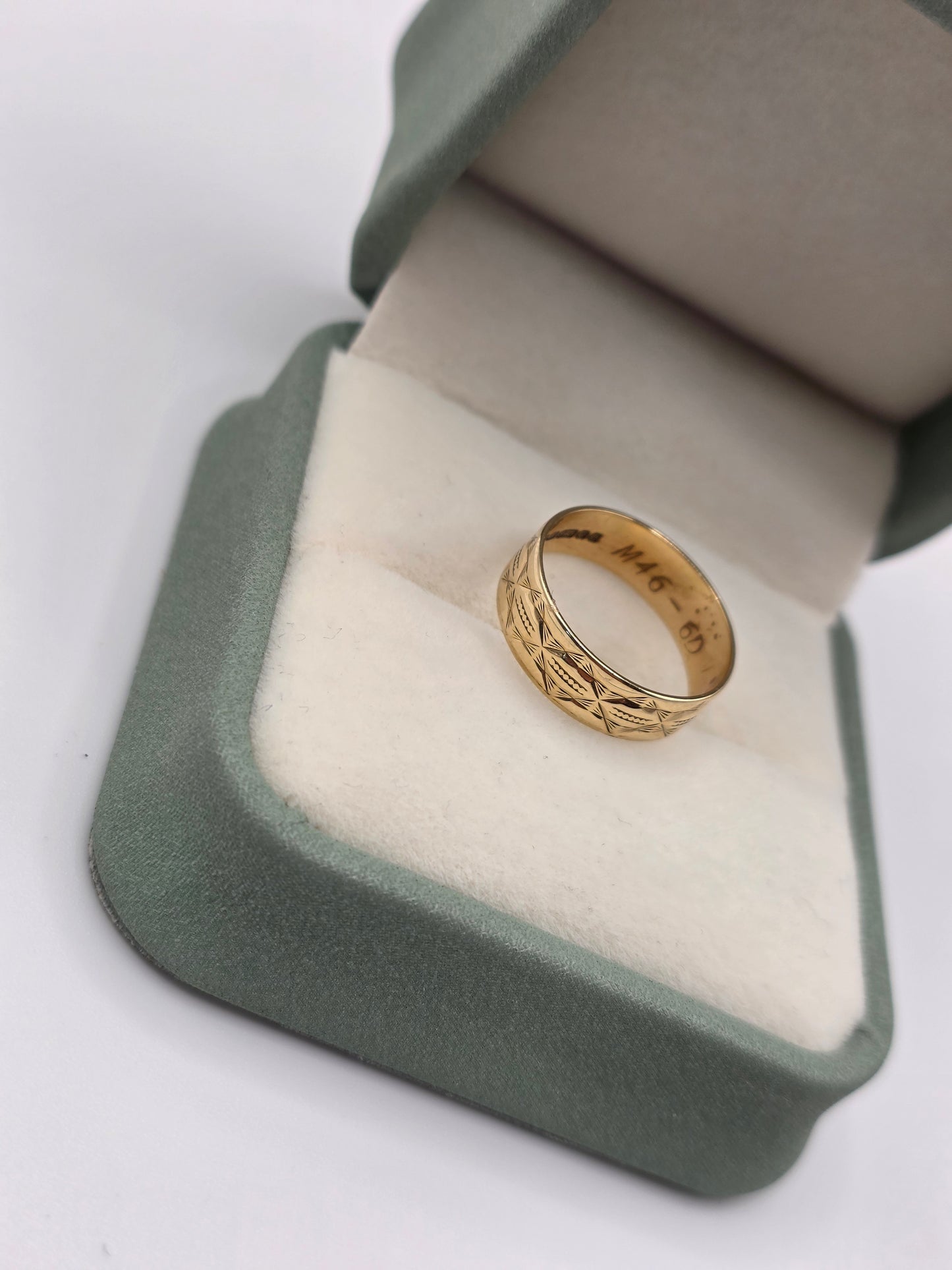 9ct gold patterned band ring