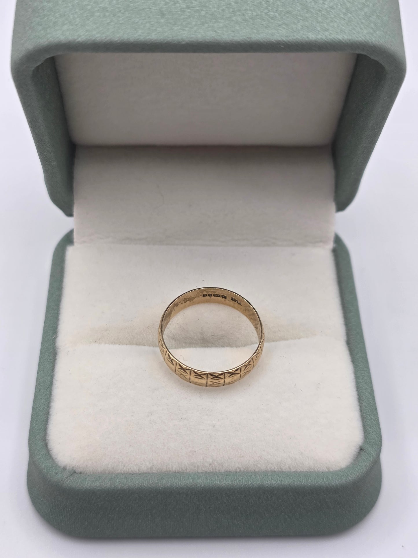 9ct gold patterned band ring