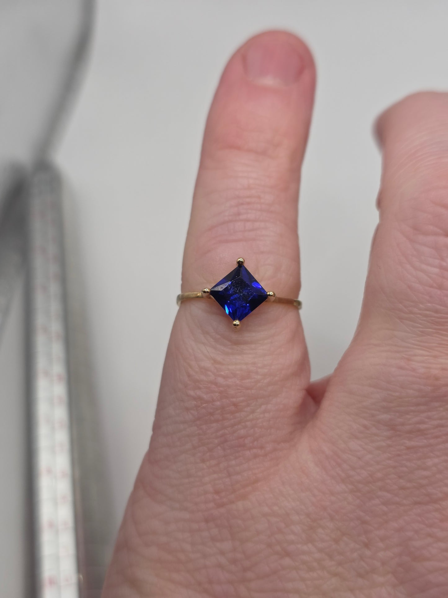 9ct gold synthetic sapphire ring