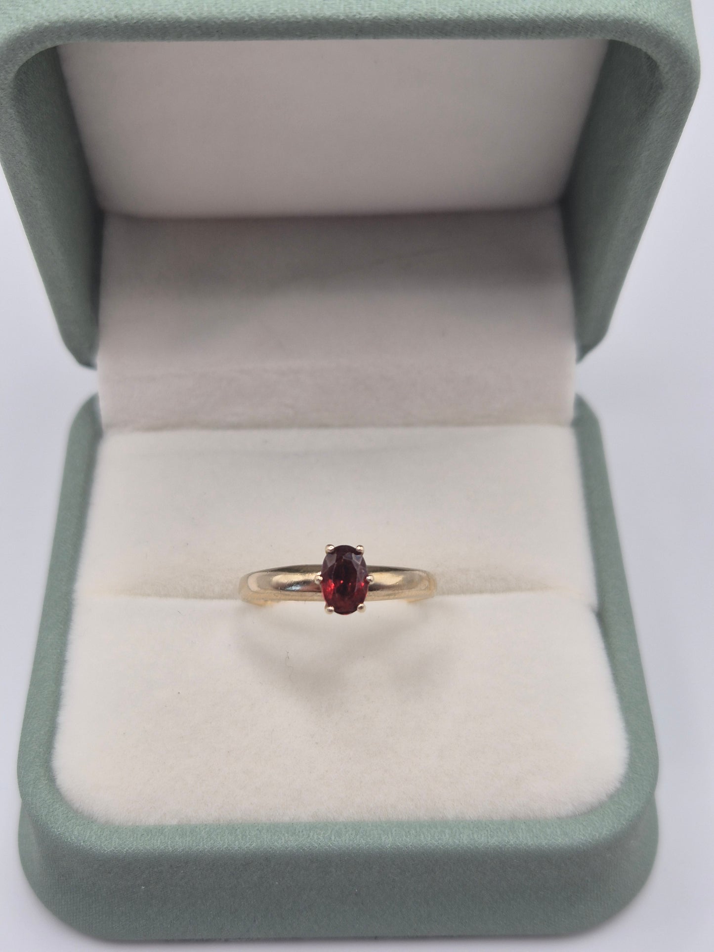 9ct gold garnet ring