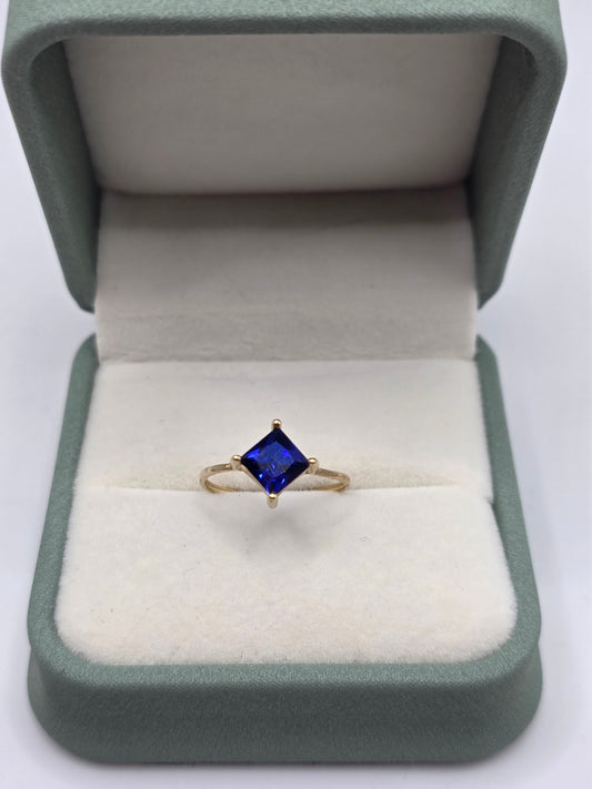 9ct gold synthetic sapphire ring
