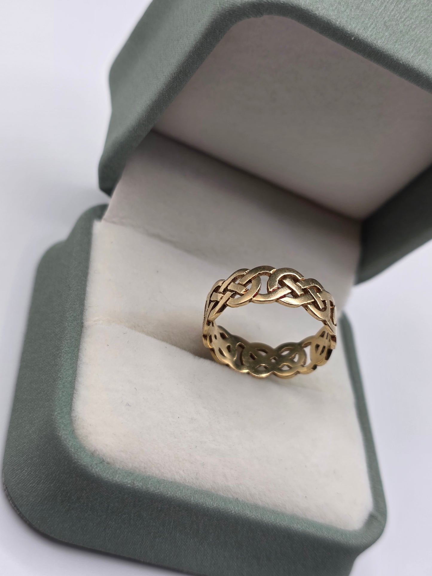 9ct gold celtic ring