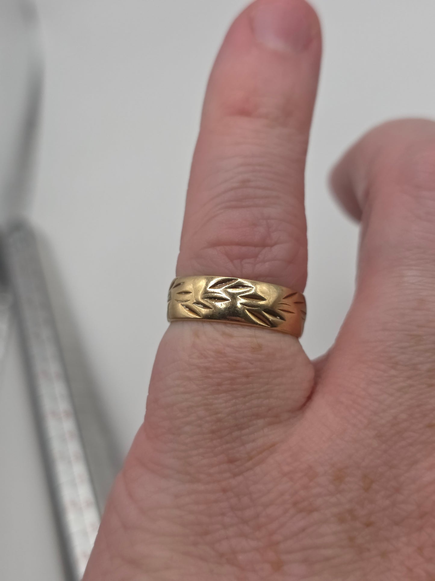 9ct gold patterned band ring