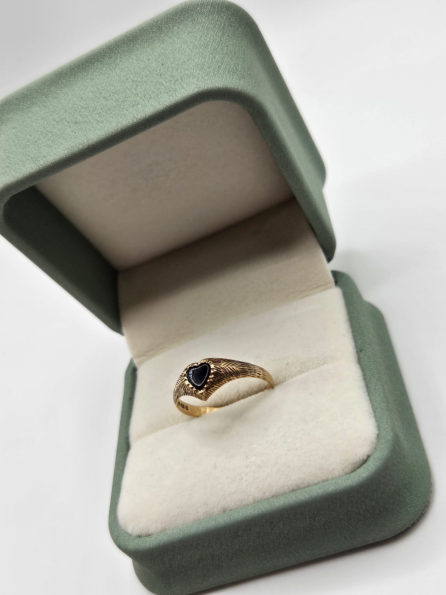 9ct gold onyx heart ring