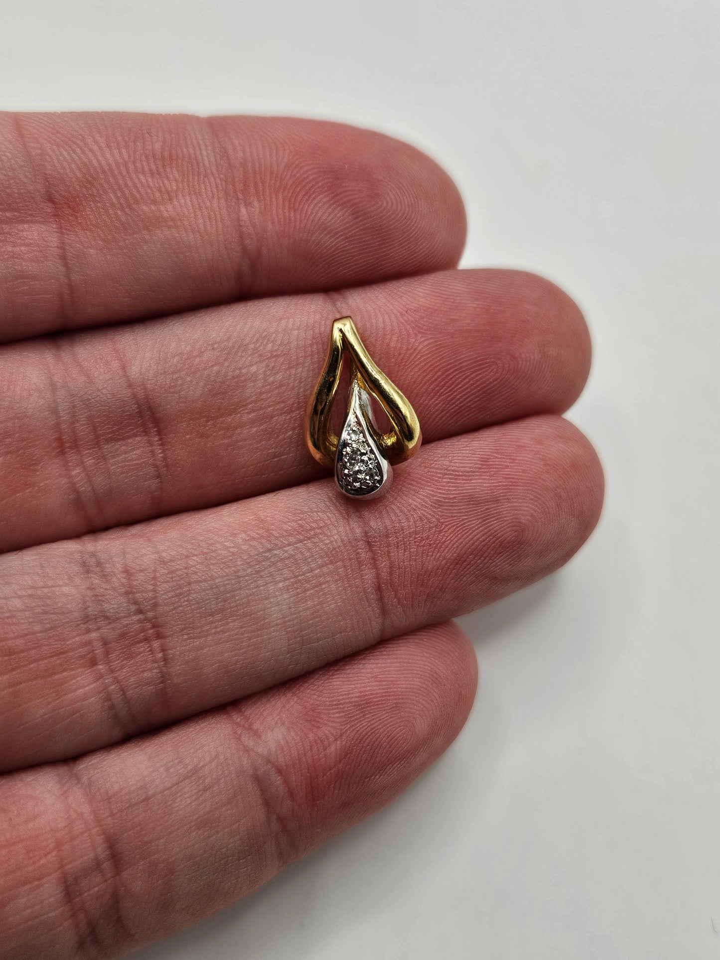 9ct gold diamond pendant