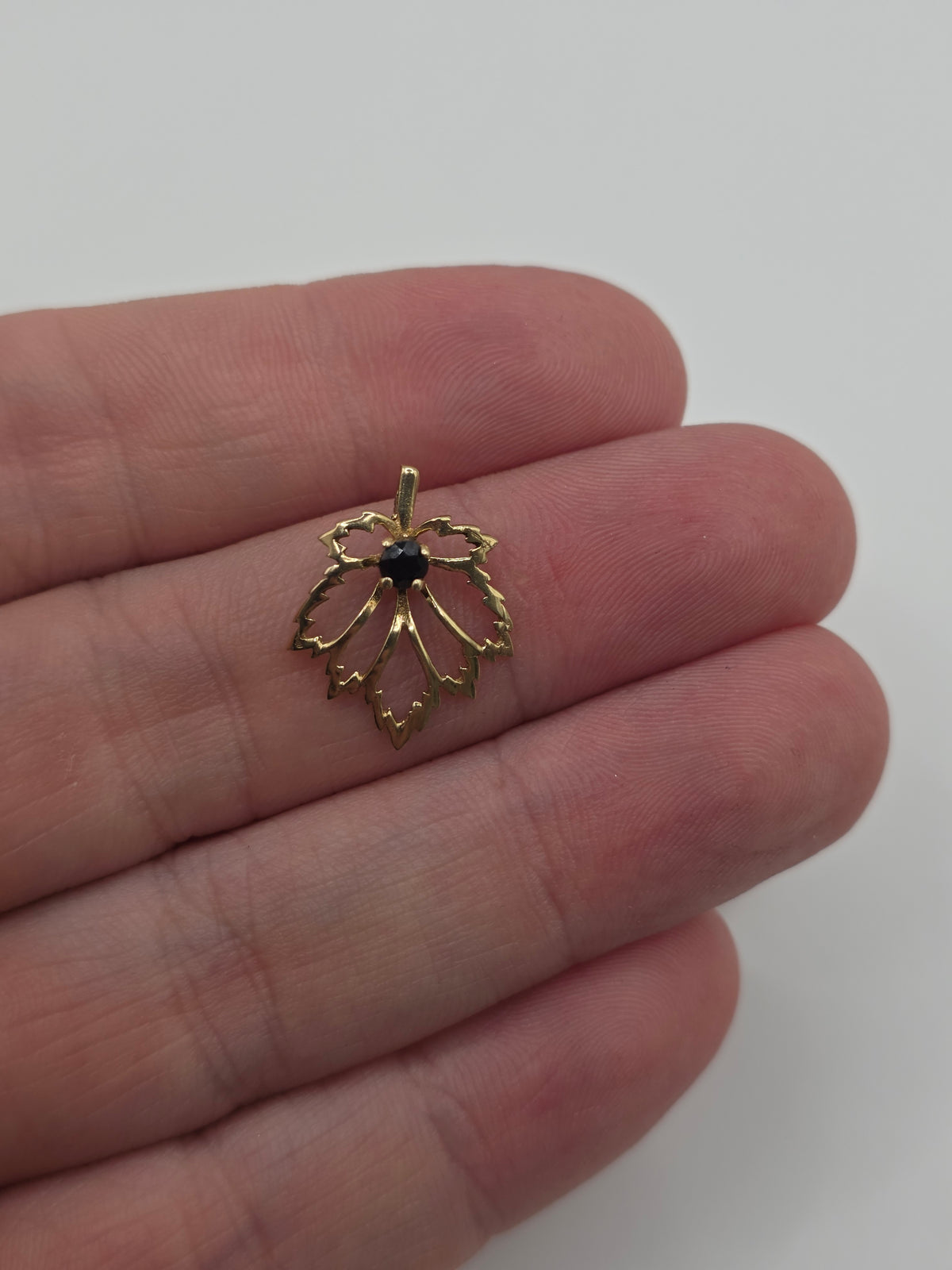 9ct gold sapphire maple leaf pendant
