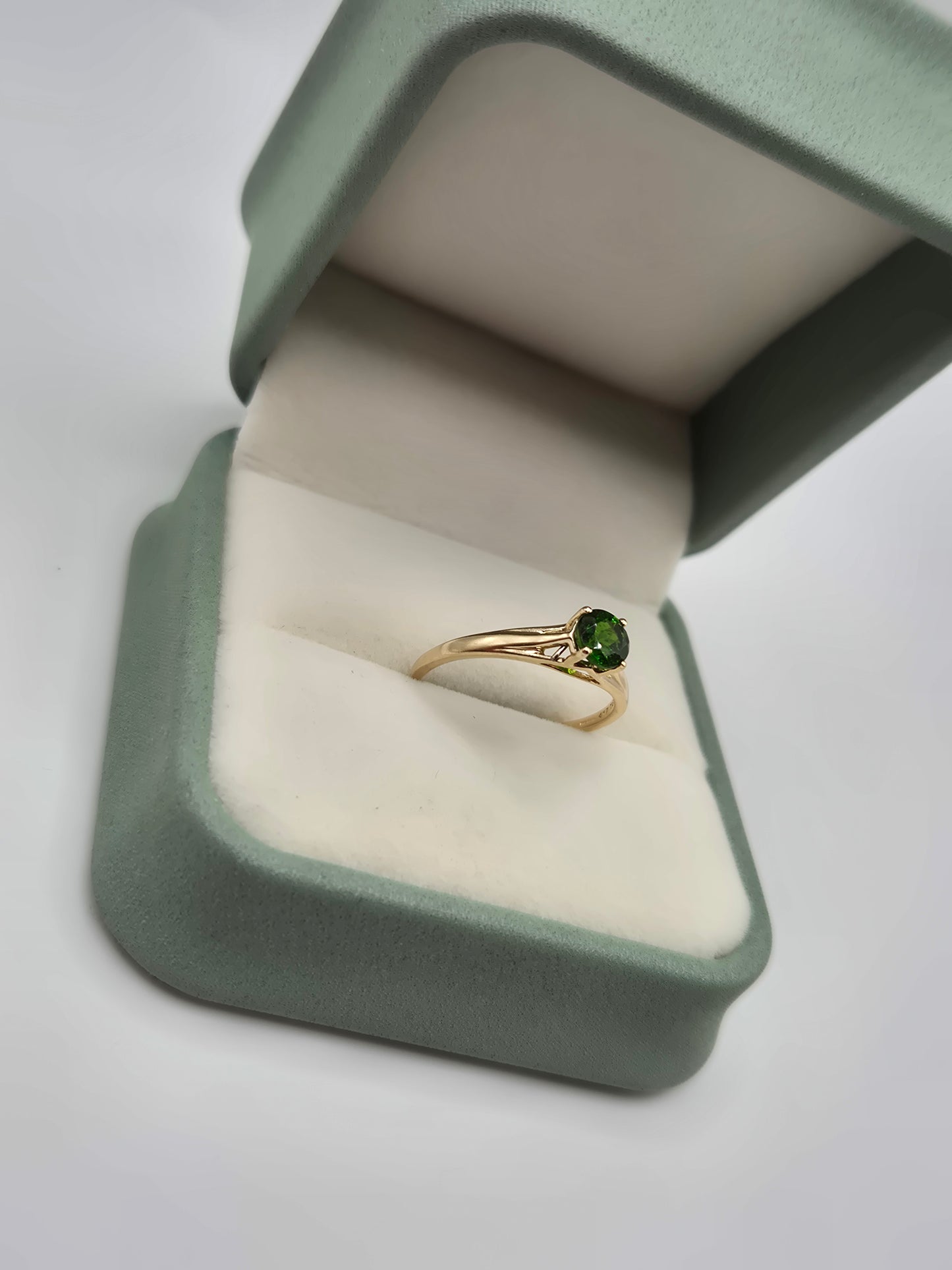9ct gold diopside ring