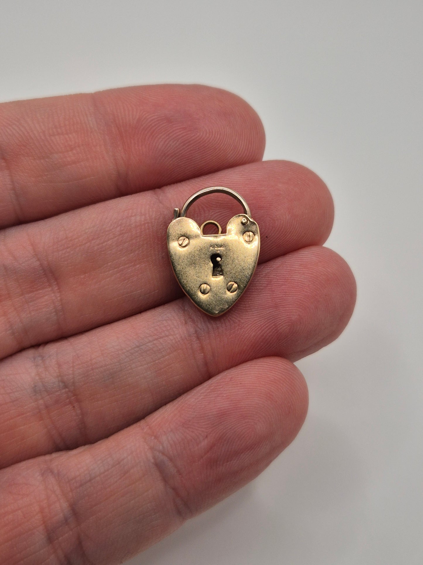 9ct gold padlock (25)