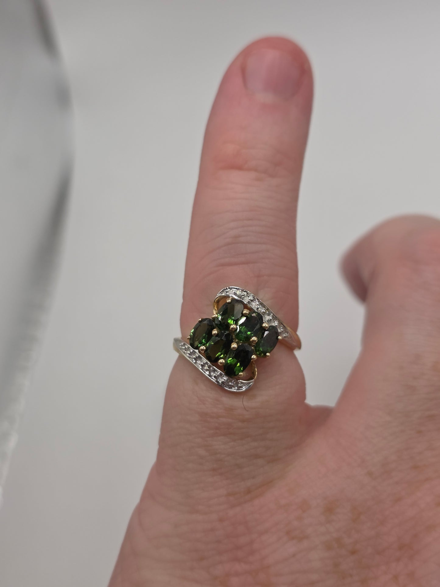 9ct gold diopside and diamond ring