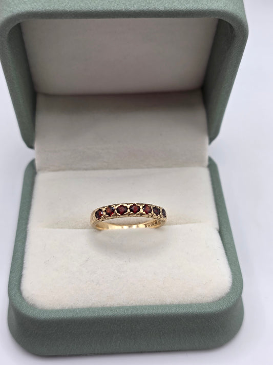9ct gold garnet ring