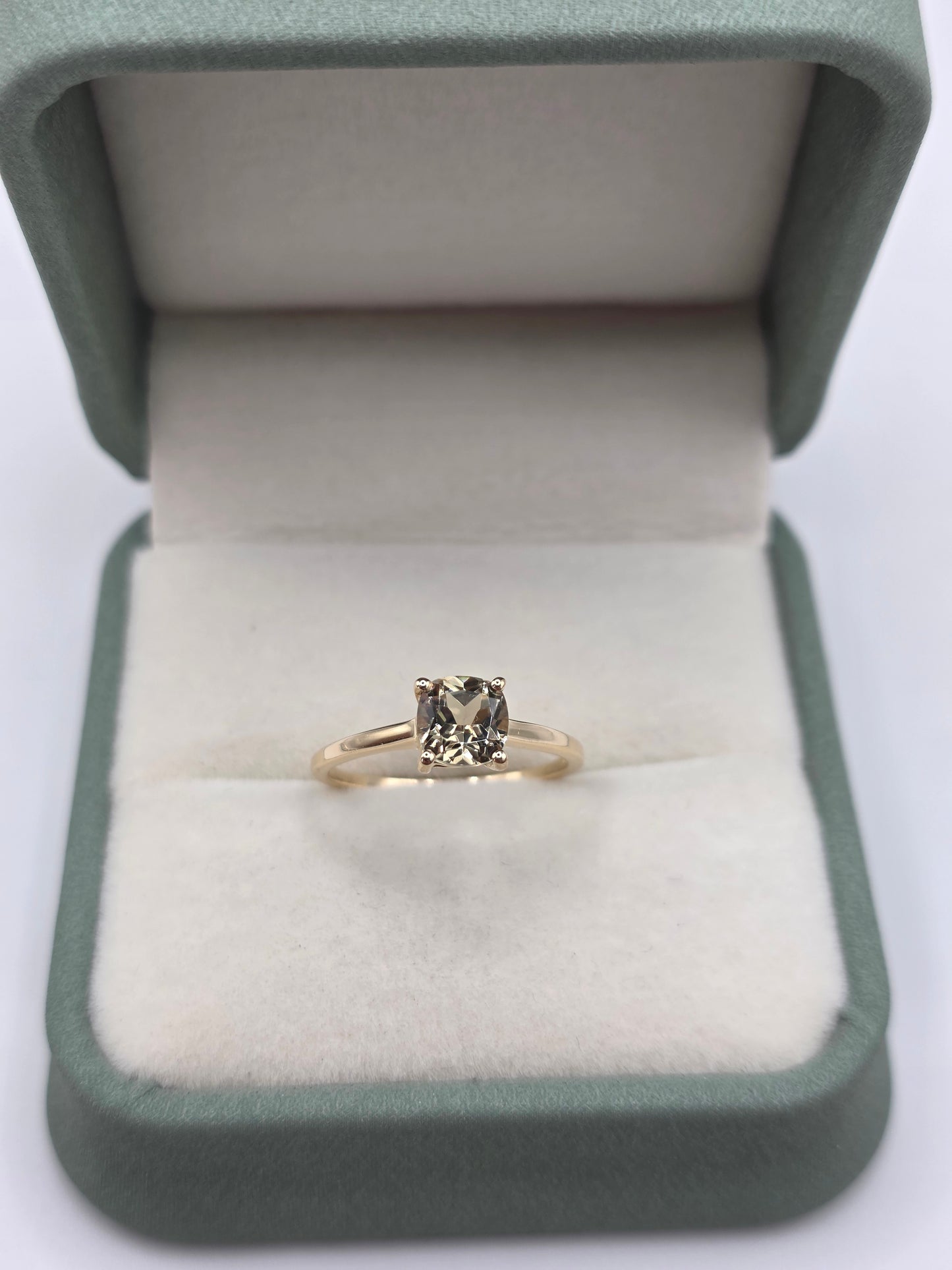 9ct gold quartz ring
