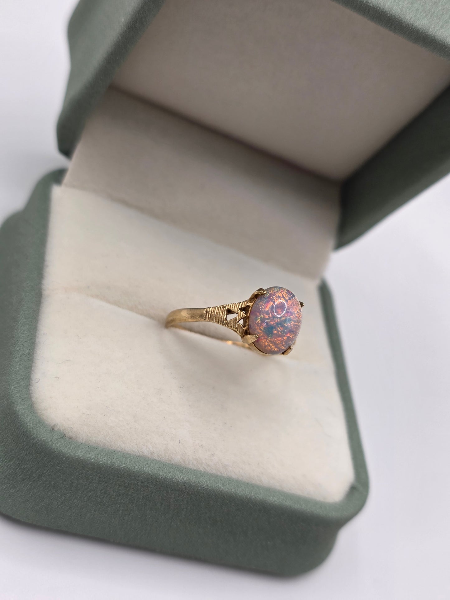 Vintage 9ct gold opal doublet ring