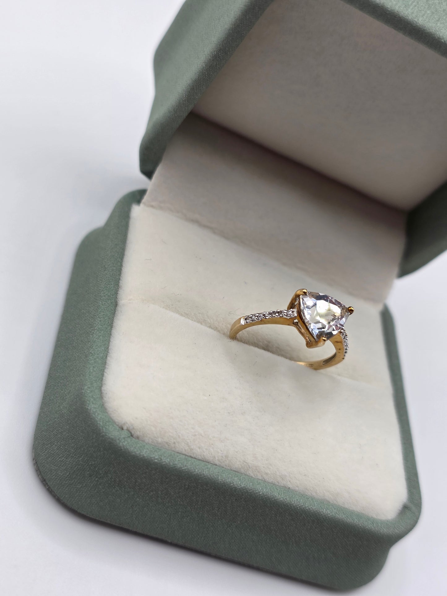 9ct gold white zircon ring
