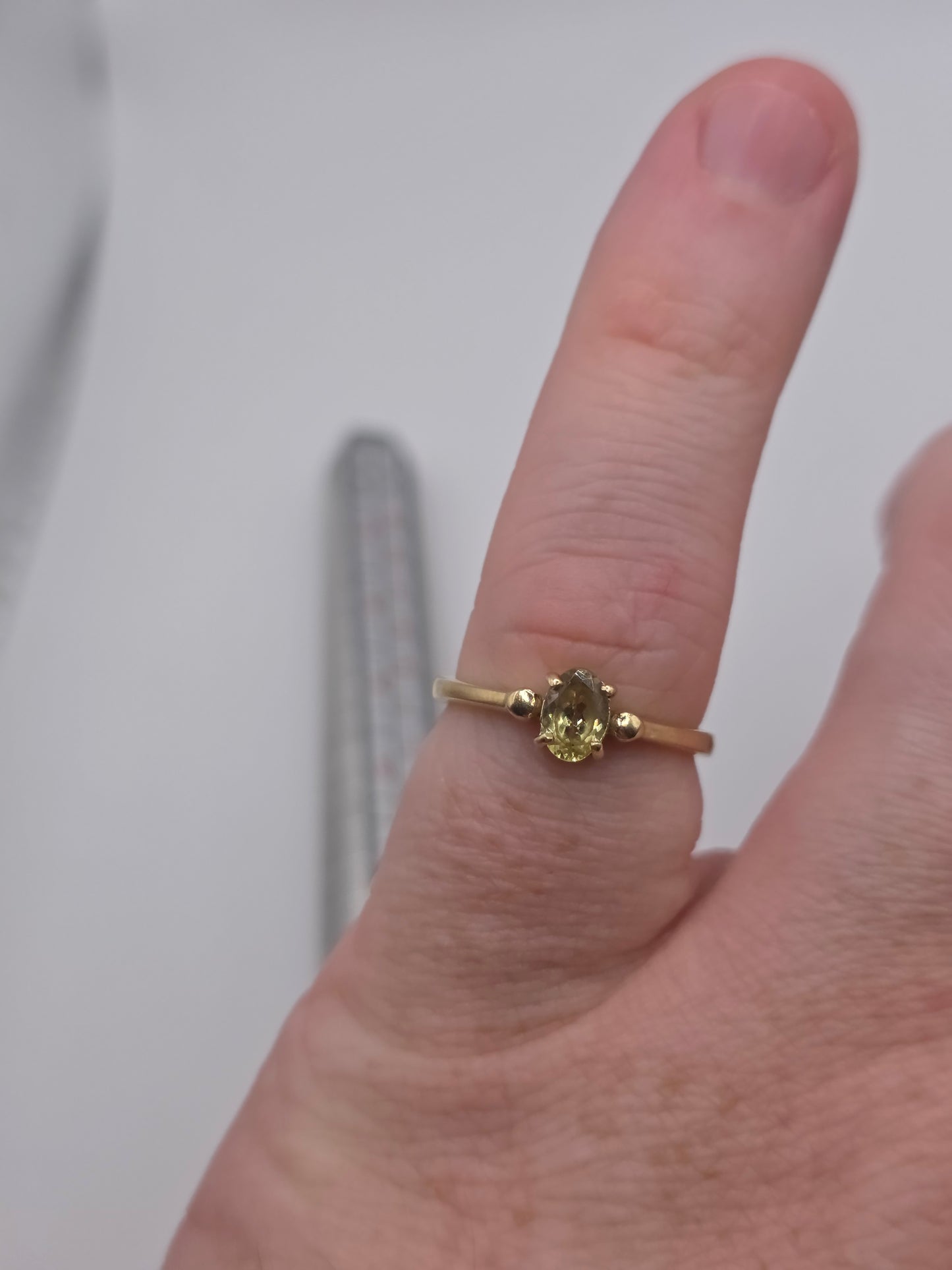 9ct gold peridot ring