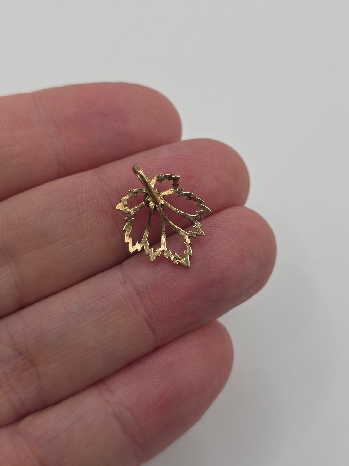 9ct gold sapphire maple leaf pendant