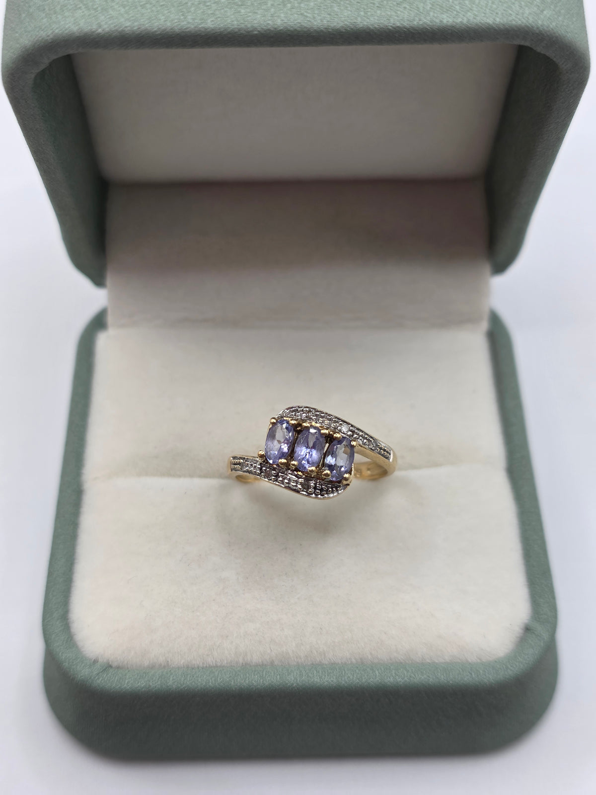 9ct gold tanzanite and diamond ring
