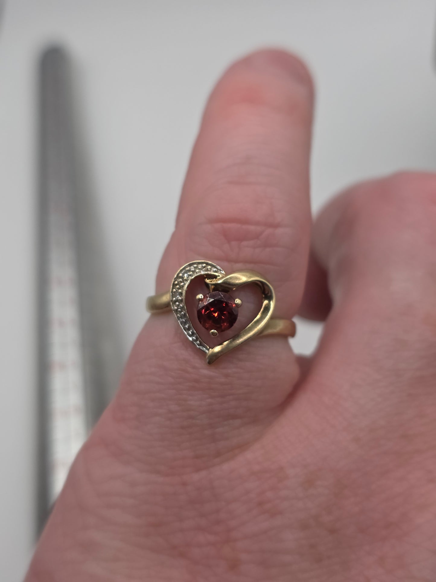9ct gold garnet and diamond heart ring