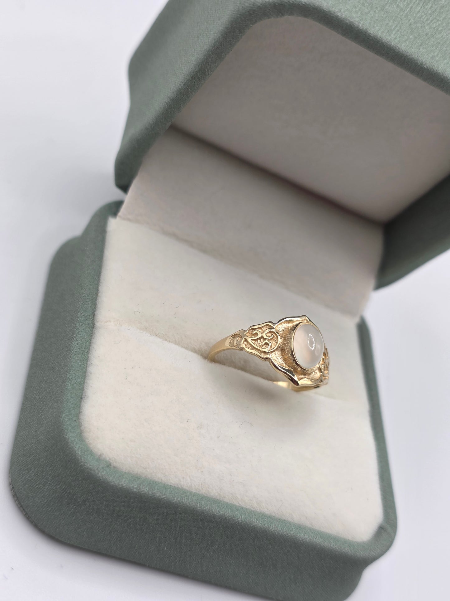 9ct gold moonstone ring