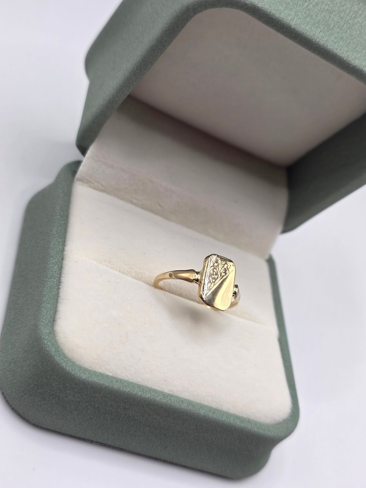 9ct gold signet ring