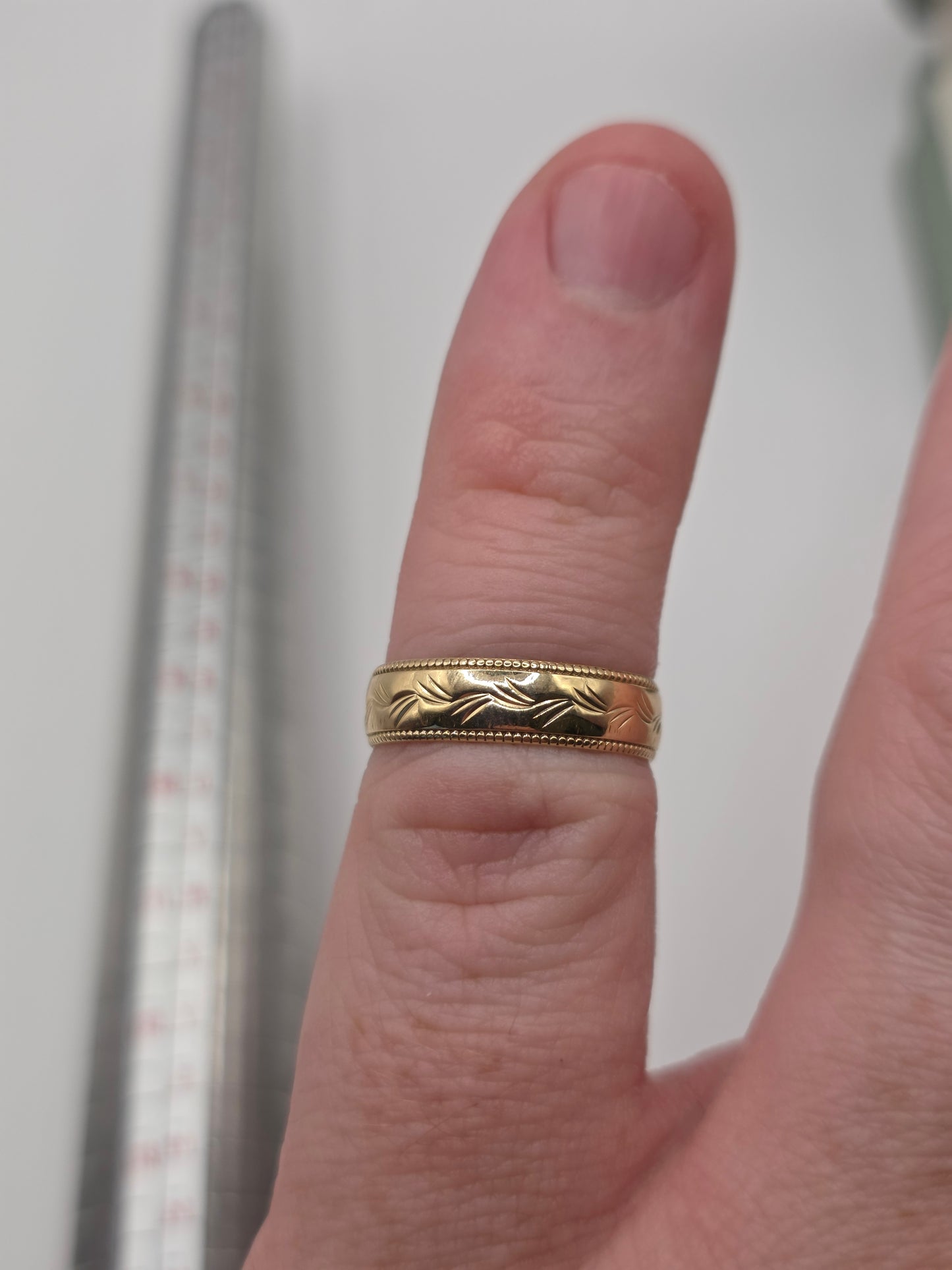 9ct gold patterned band ring
