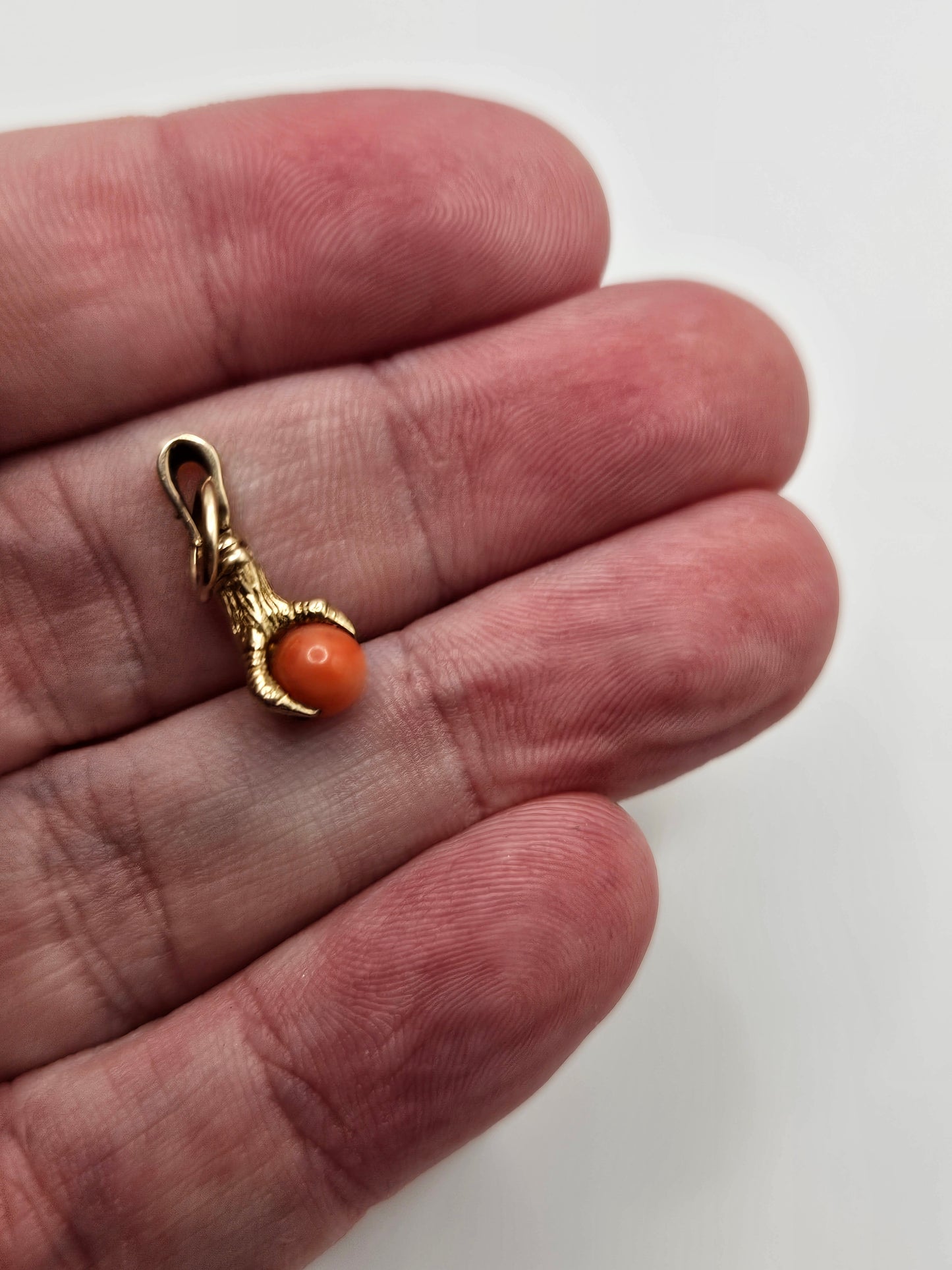 9ct gold coral claw pendant