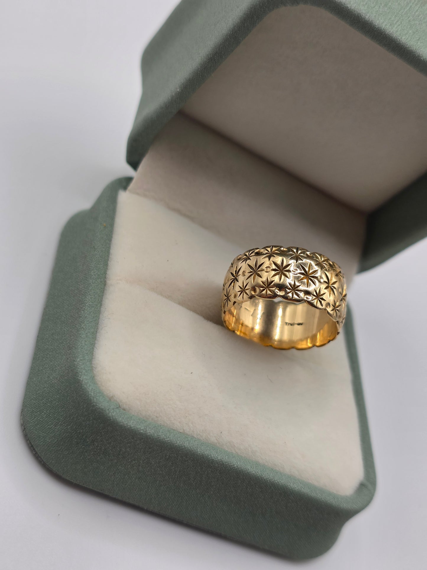 Wide 9ct gold star band ring