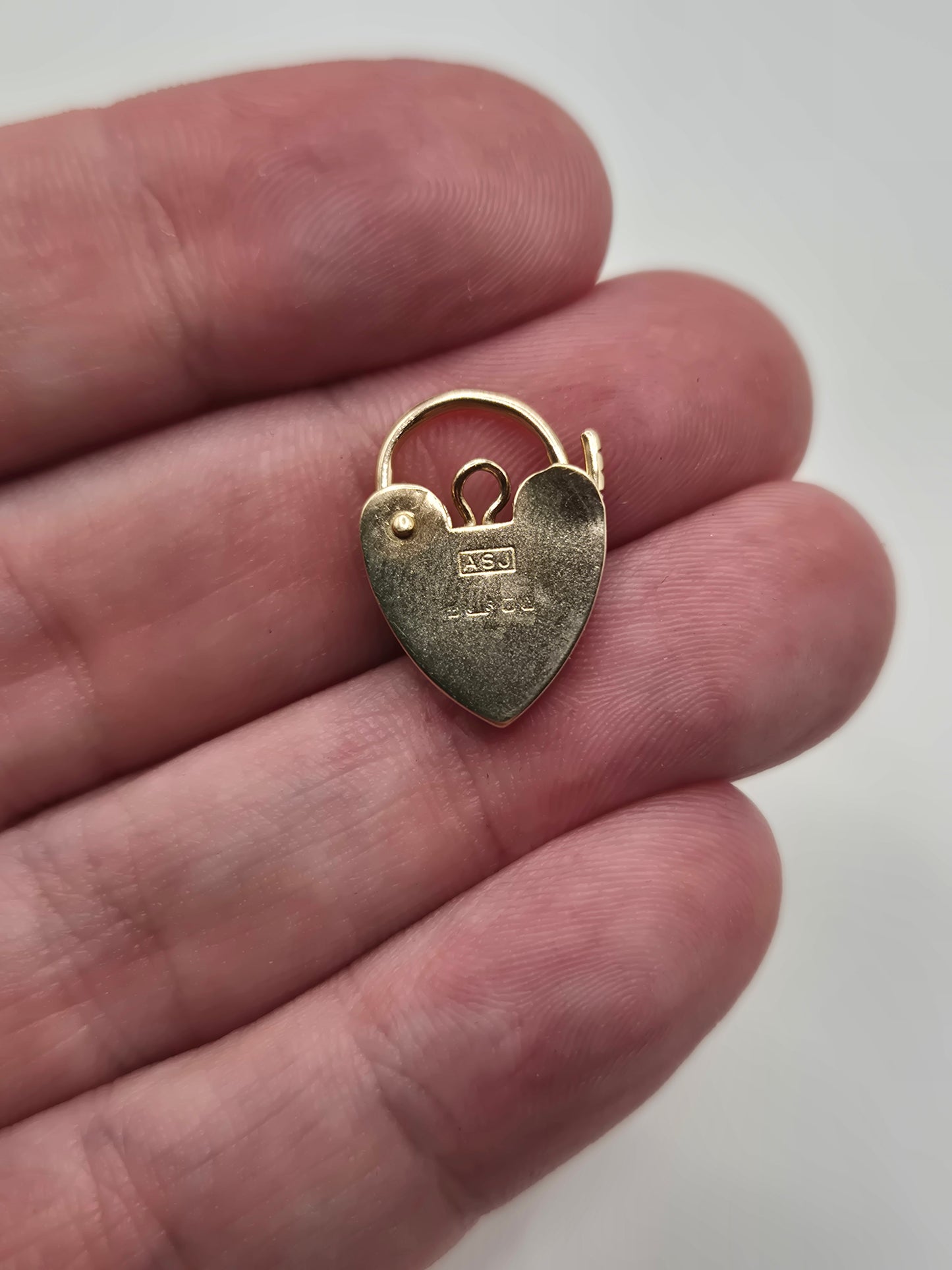 9ct gold padlock (13)