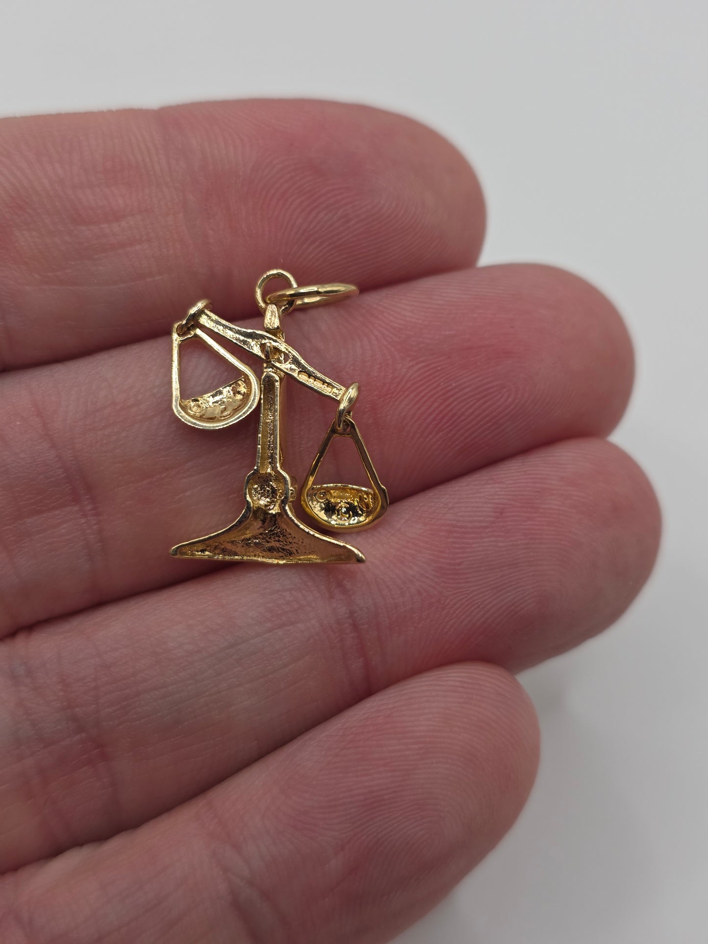 9ct gold zodiac pendant