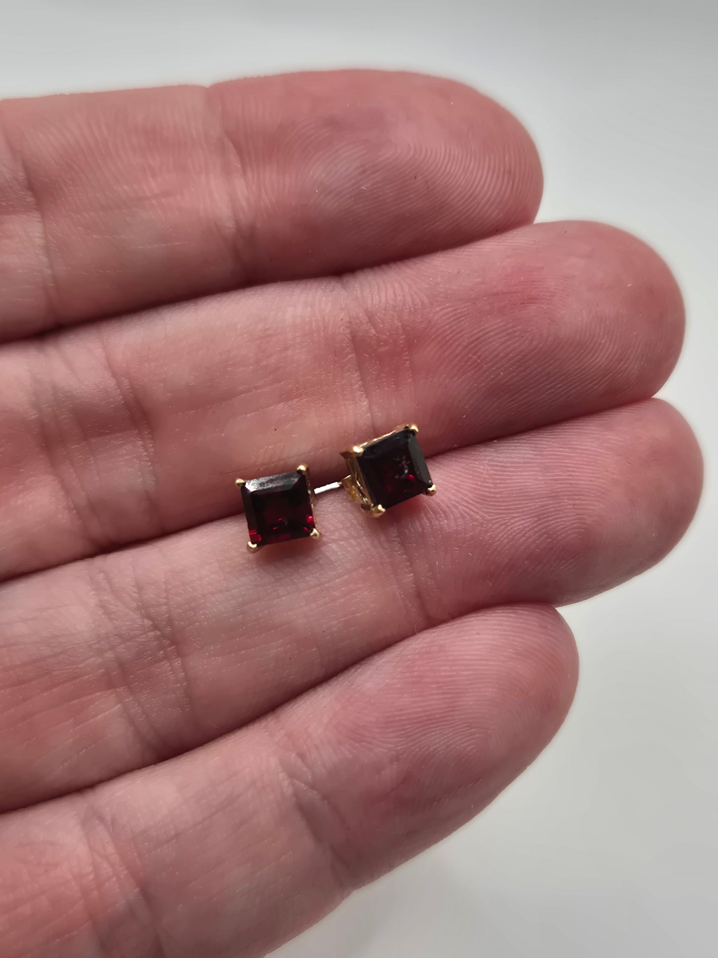 9ct gold garnet earrings