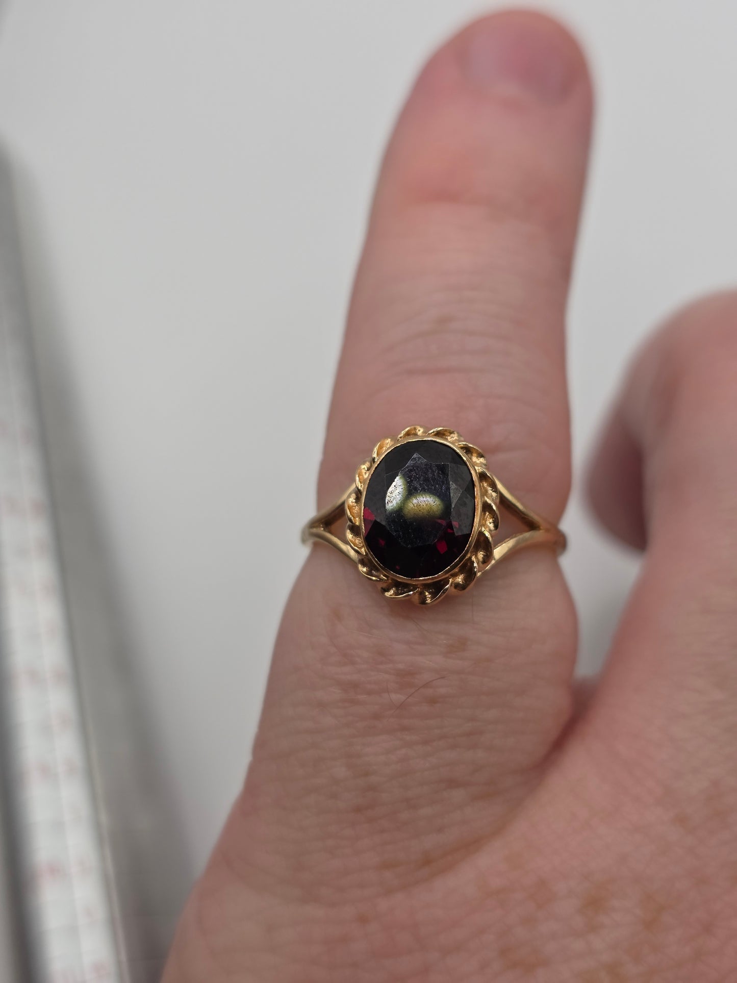 9ct gold garnet ring