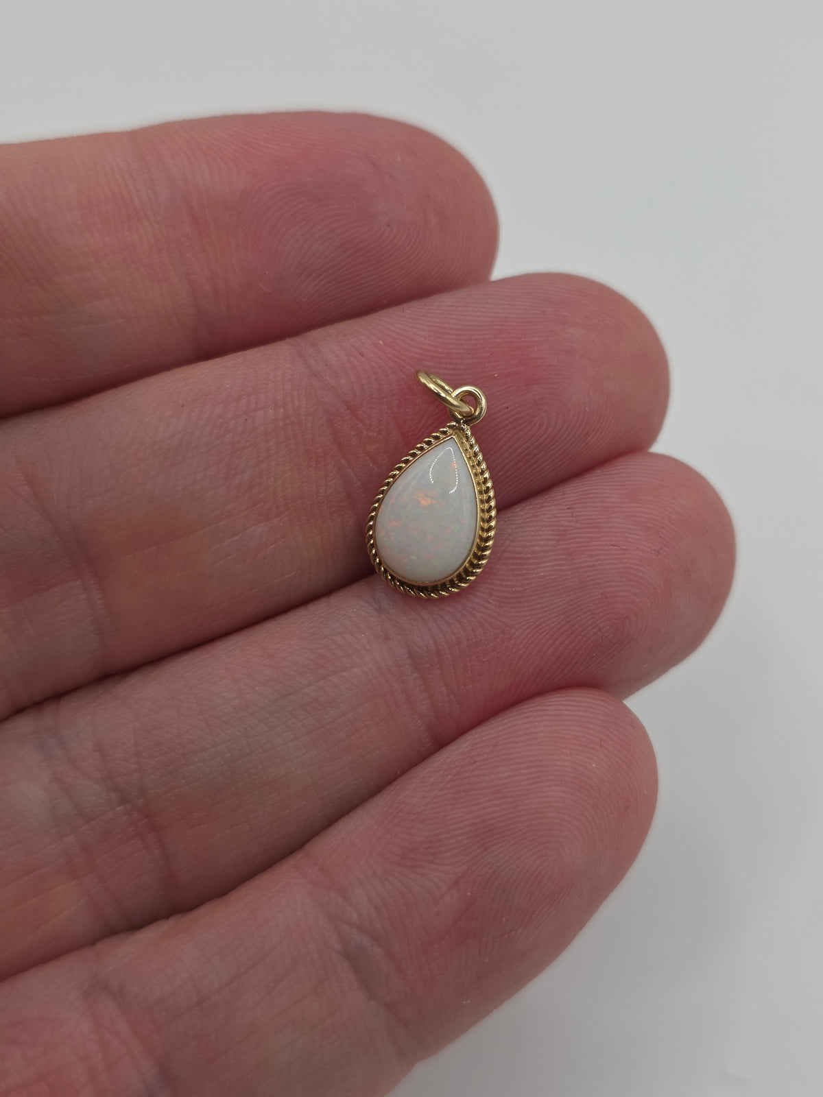 9ct gold opal pendant