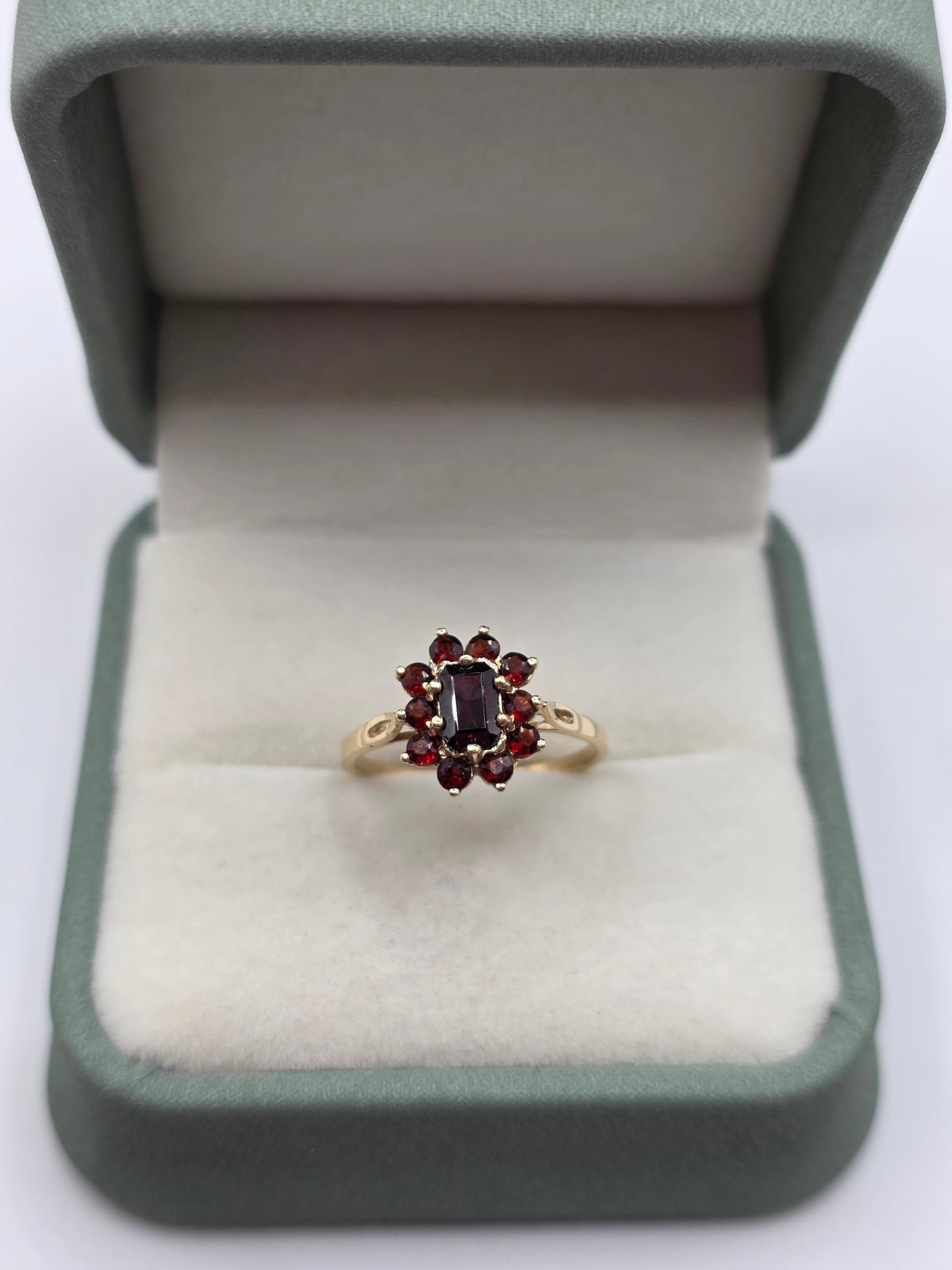 9ct gold garnet cluster ring