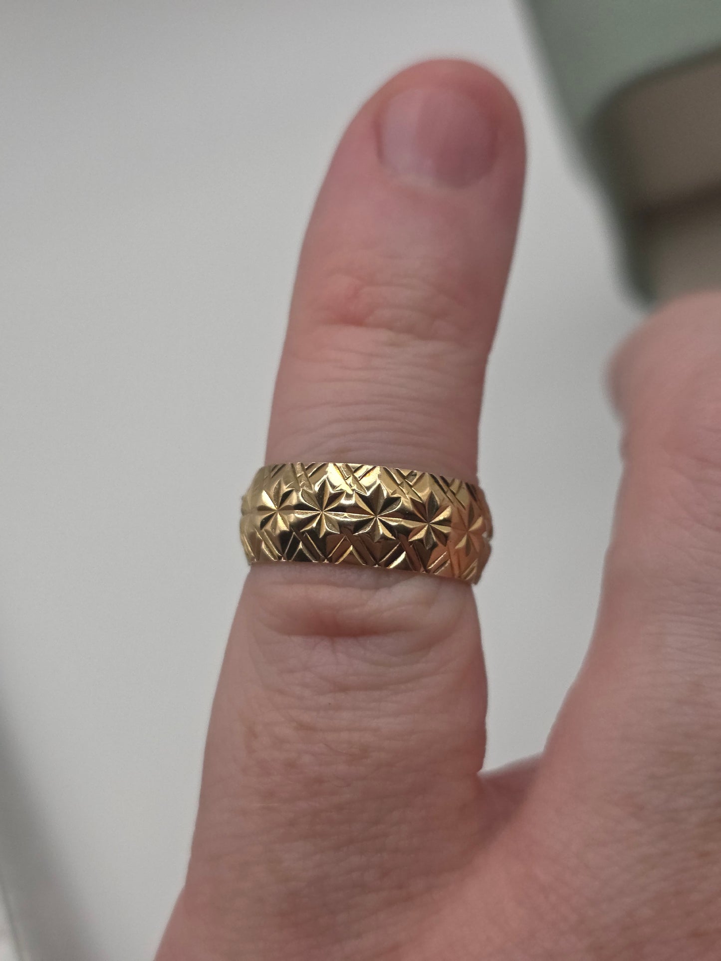 9ct gold patterned band ring