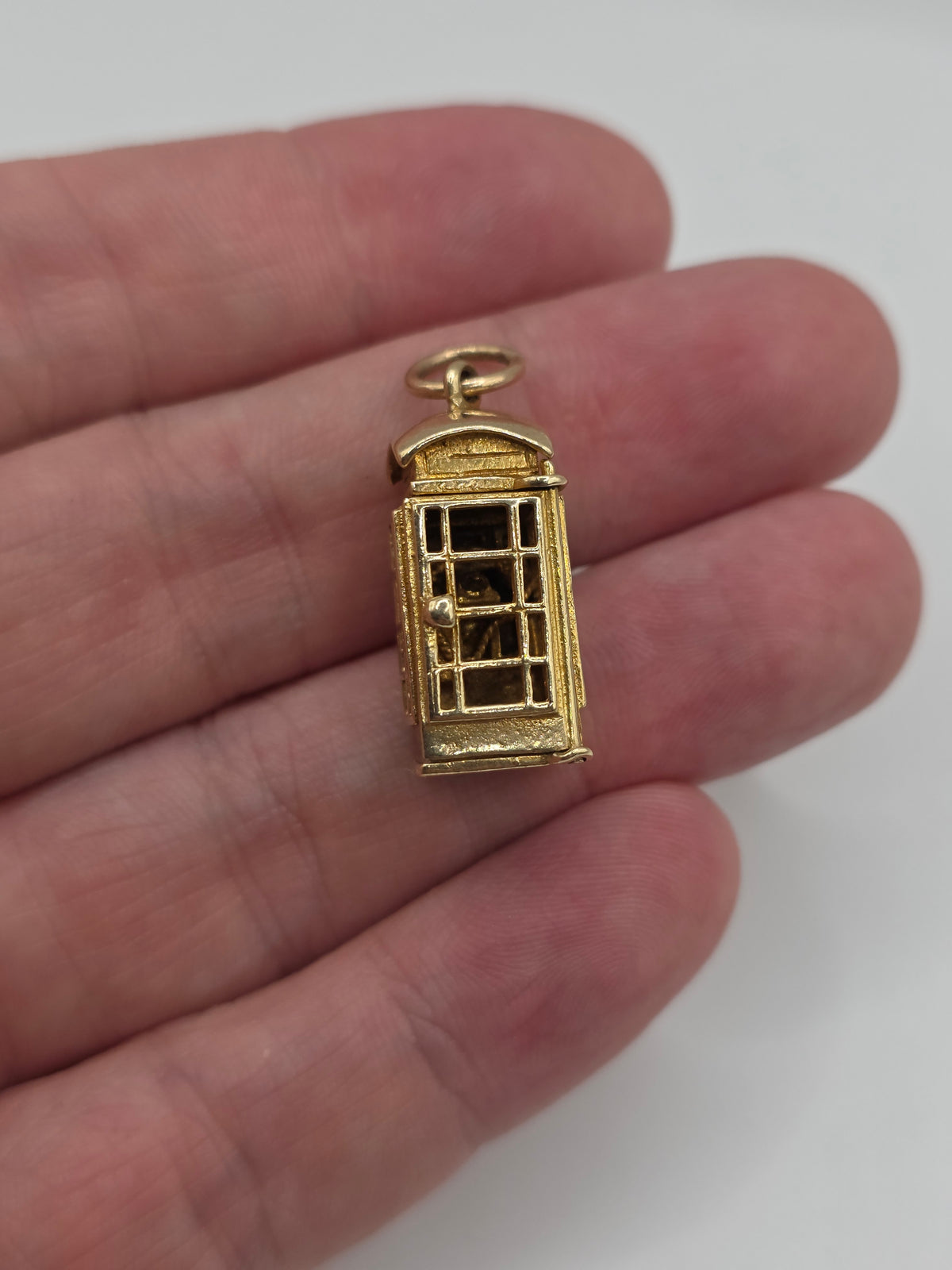 Heavy 9ct gold London phone box charm