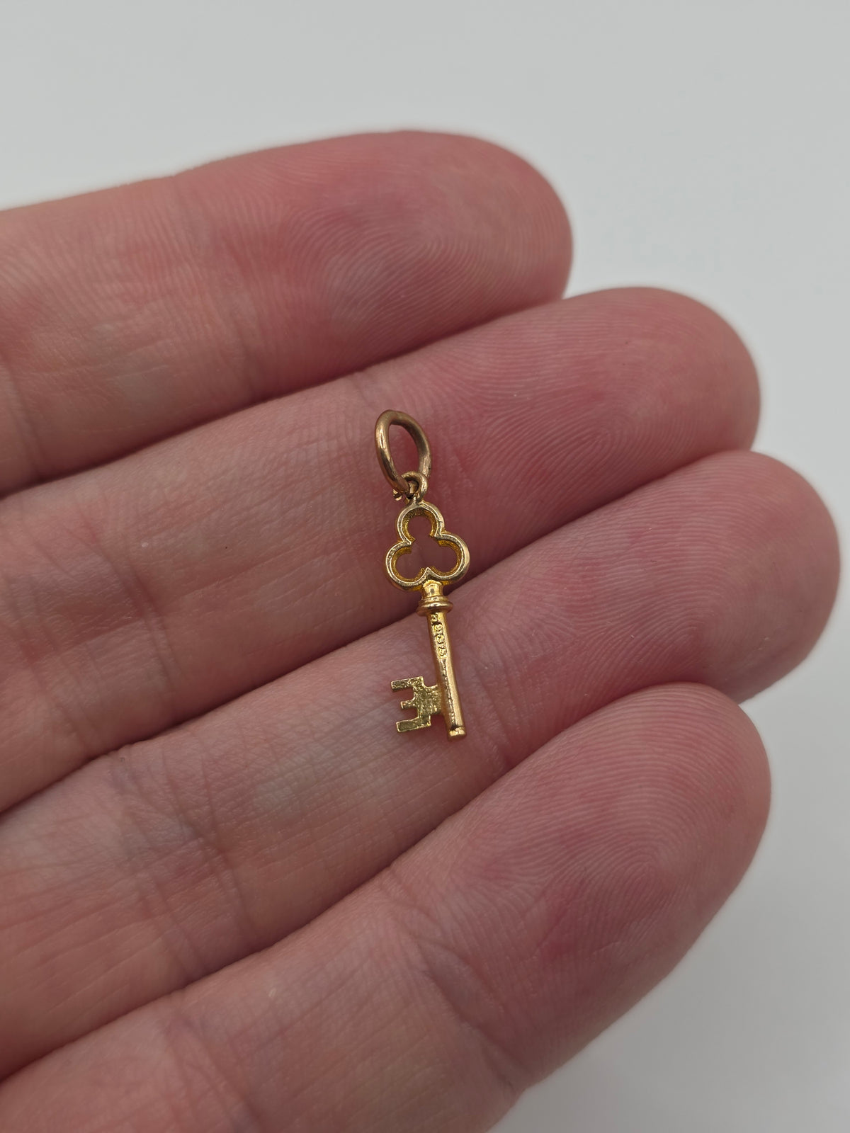 9ct gold initial E key charm